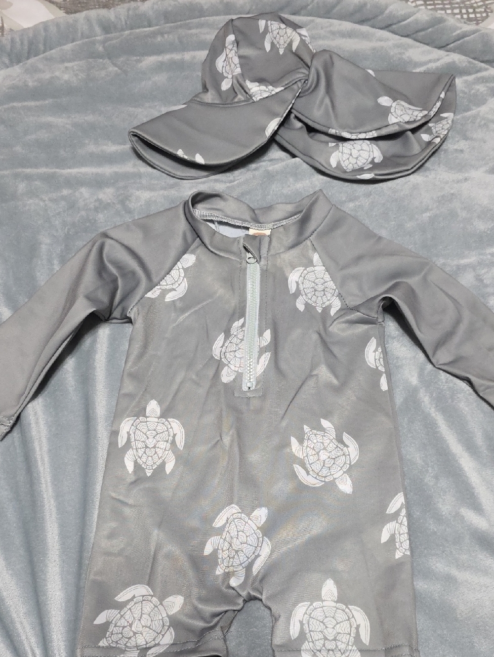 Kids Green Turtle Print Rashguard Swimsuit with Sun Hat